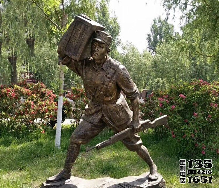 園林景區(qū)玻璃鋼仿銅扛著箱子的八路軍雕塑 園林景區(qū)玻璃鋼仿銅扛著箱子的八路軍雕塑