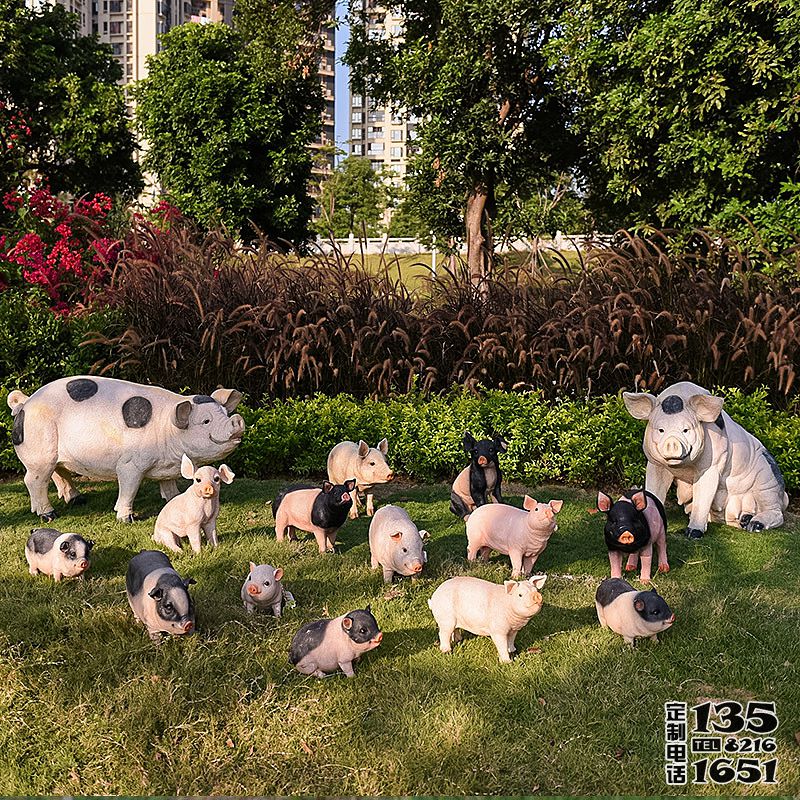 景區動物園擺放一群玻璃鋼彩繪豬雕塑 景區動物園擺放一群玻璃鋼彩繪豬雕塑