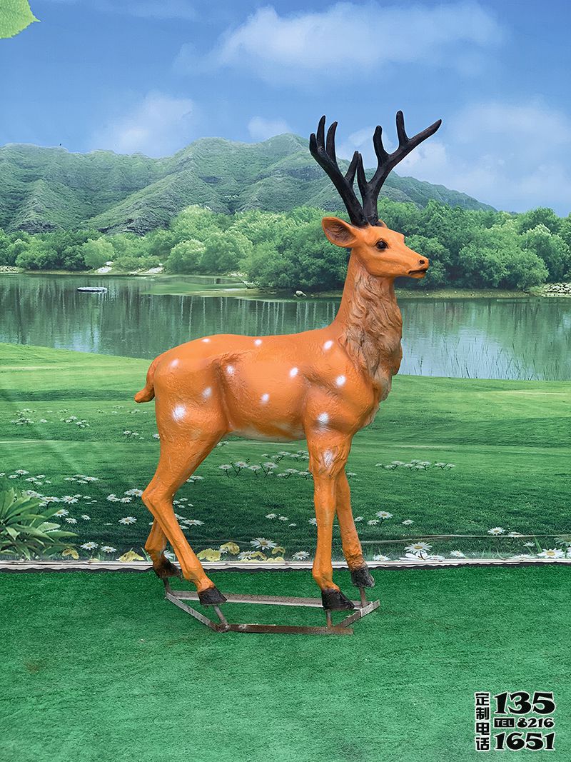 景區園林一只行走的玻璃鋼彩繪仿真動物梅花鹿雕塑 景區園林一只行走的玻璃鋼彩繪仿真動物梅花鹿雕塑