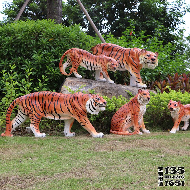 公園里擺放的五只不同形態(tài)的玻璃彩繪鋼仿真老虎雕塑 公園里擺放的五只不同形態(tài)的玻璃彩繪鋼仿真老虎雕塑