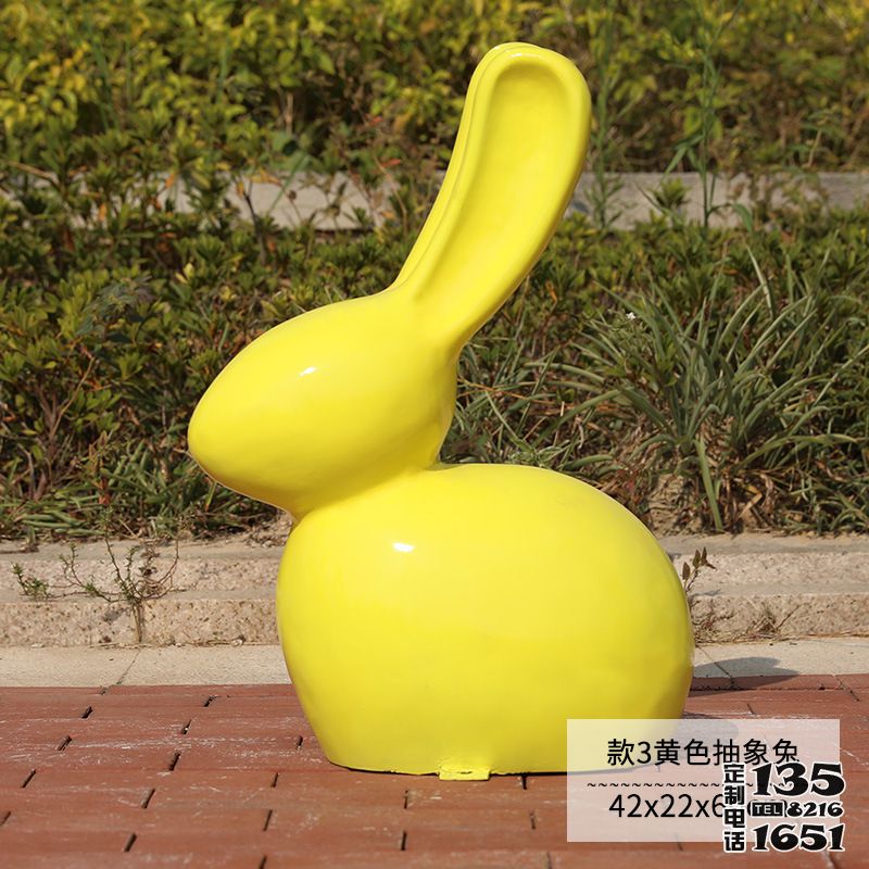 公園一只玻璃鋼黃色兔子雕塑 公園一只玻璃鋼黃色兔子雕塑