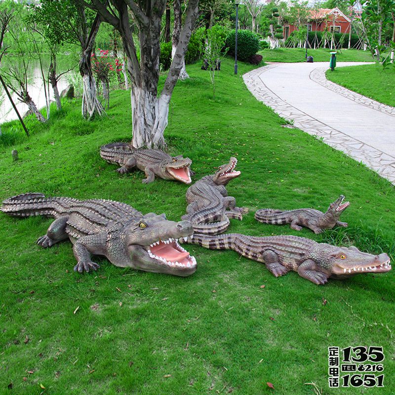 公園草地上擺放的形態各異的玻璃鋼仿真動物鱷魚雕塑 公園草地上擺放的形態各異的玻璃鋼仿真動物鱷魚雕塑