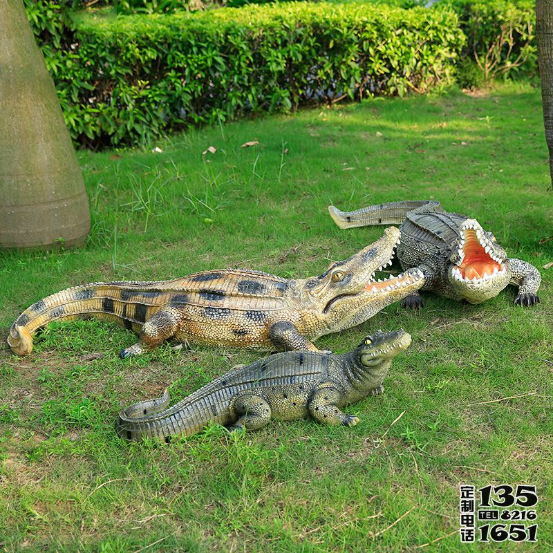公園草地上的玻璃鋼仿真鱷魚(yú)雕塑 公園草地上的玻璃鋼仿真鱷魚(yú)雕塑