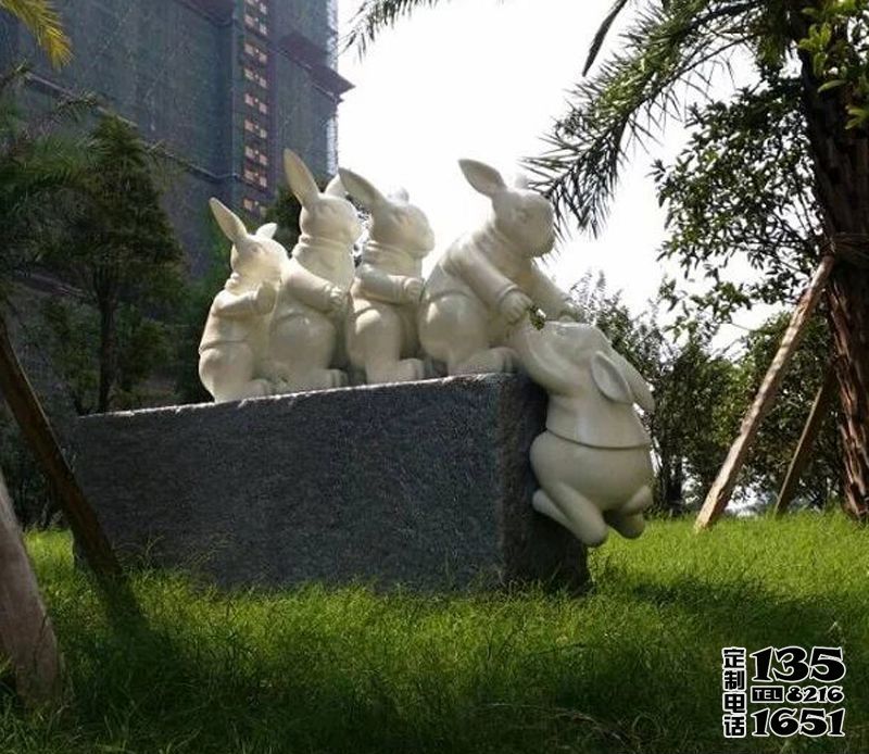 小區草坪裝飾一群卡通玻璃鋼兔子雕塑 小區草坪裝飾一群卡通玻璃鋼兔子雕塑