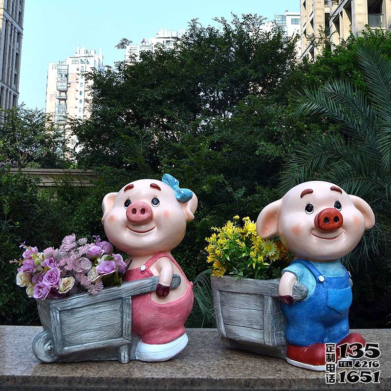 花園庭院玻璃鋼彩繪創(chuàng)意卡通推拉小車的豬雕塑 花園庭院玻璃鋼彩繪創(chuàng)意卡通推拉小車的豬雕塑
