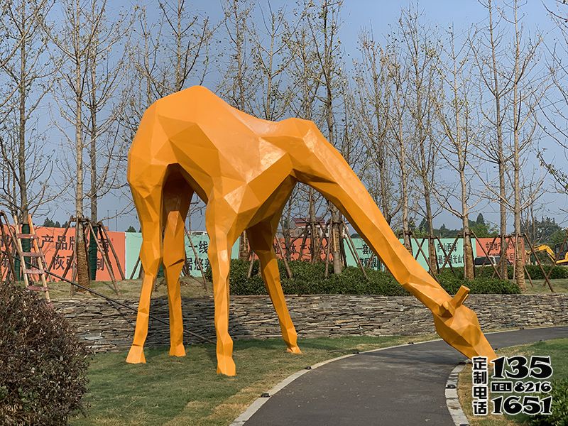 公園玻璃鋼幾何路邊吃草的長頸鹿雕塑 公園玻璃鋼幾何路邊吃草的長頸鹿雕塑