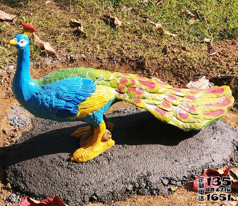 公園里一只玻璃鋼彩繪仿真動物孔雀雕塑 公園里一只玻璃鋼彩繪仿真動物孔雀雕塑