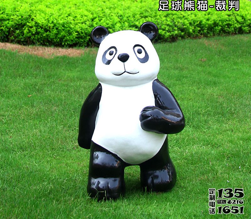 草坪上一只站立的玻璃鋼仿真動物熊貓雕塑 草坪上一只站立的玻璃鋼仿真動物熊貓雕塑