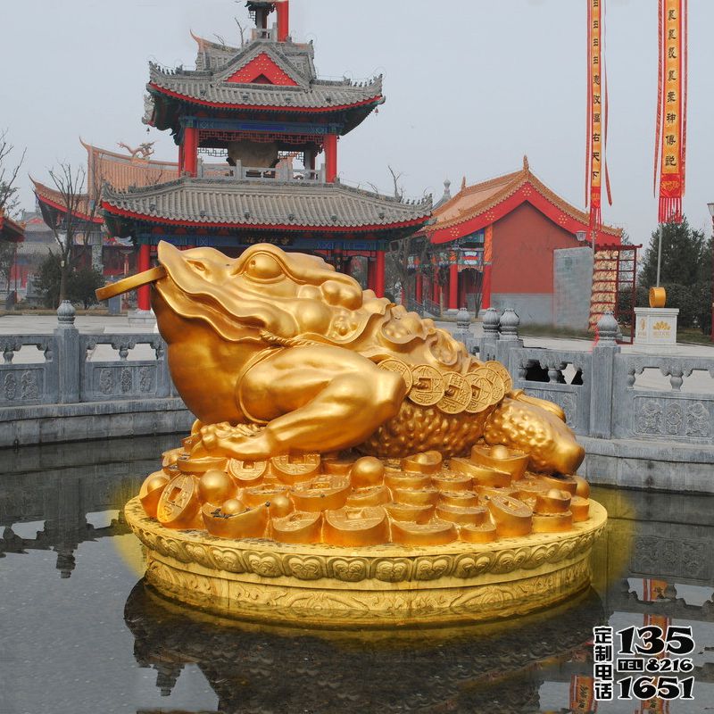 景區大型玻璃鋼噴漆金蟾雕塑 景區大型玻璃鋼噴漆金蟾雕塑