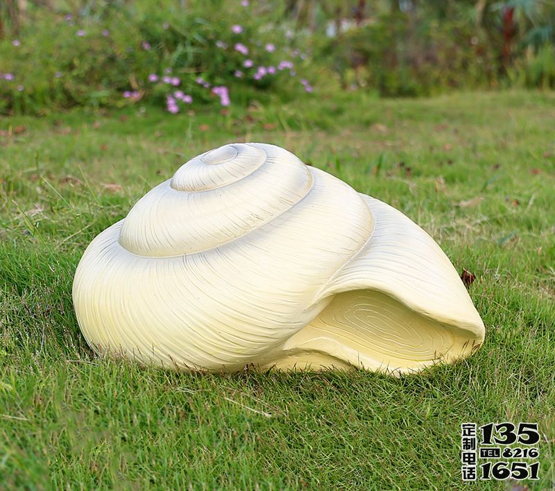 草地上擺放的圓形的玻璃鋼仿真海螺雕塑 草地上擺放的圓形的玻璃鋼仿真海螺雕塑