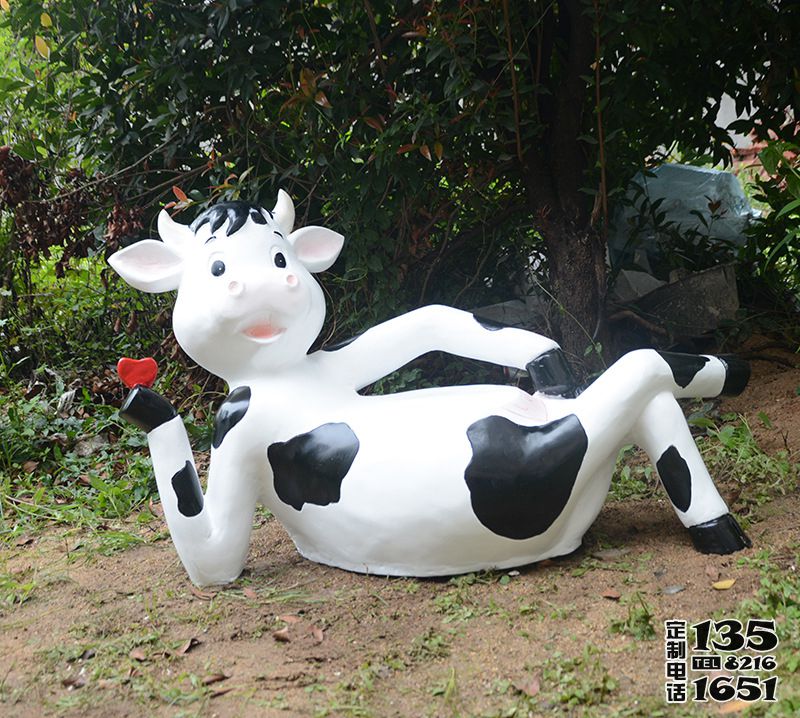 公園創意一只臥著玻璃鋼卡通奶牛雕塑 公園創意一只臥著玻璃鋼卡通奶牛雕塑