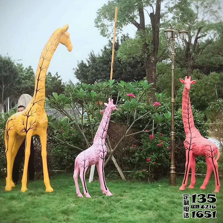 動物園擺放的玻璃鋼彩繪仿真動物長頸鹿雕塑 動物園擺放的玻璃鋼彩繪仿真動物長頸鹿雕塑
