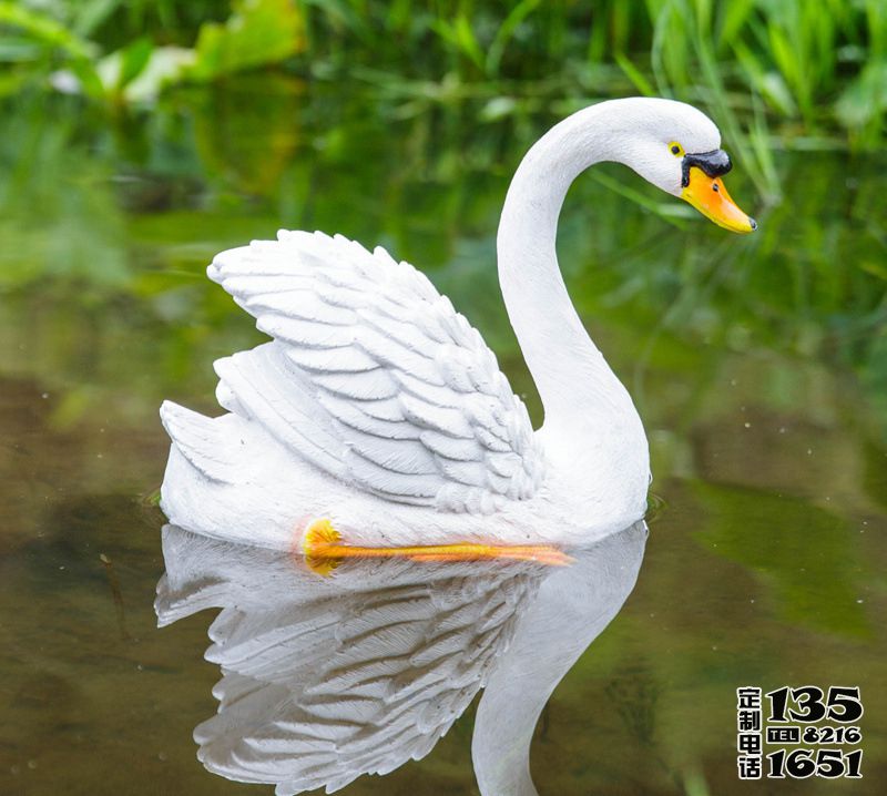 池塘庭院別墅水池仿真動(dòng)物玻璃鋼天鵝雕塑 池塘庭院別墅水池仿真動(dòng)物玻璃鋼天鵝雕塑