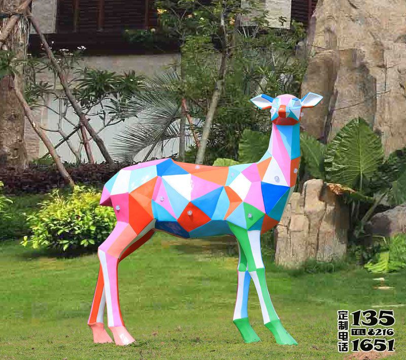 公園玻璃鋼彩繪獨自行走的母鹿雕塑 公園玻璃鋼彩繪獨自行走的母鹿雕塑