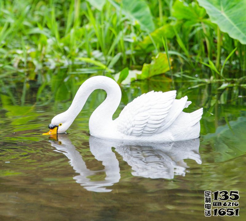 創(chuàng)意景觀池塘里覓食的仿真天鵝雕塑 創(chuàng)意景觀池塘里覓食的仿真天鵝雕塑