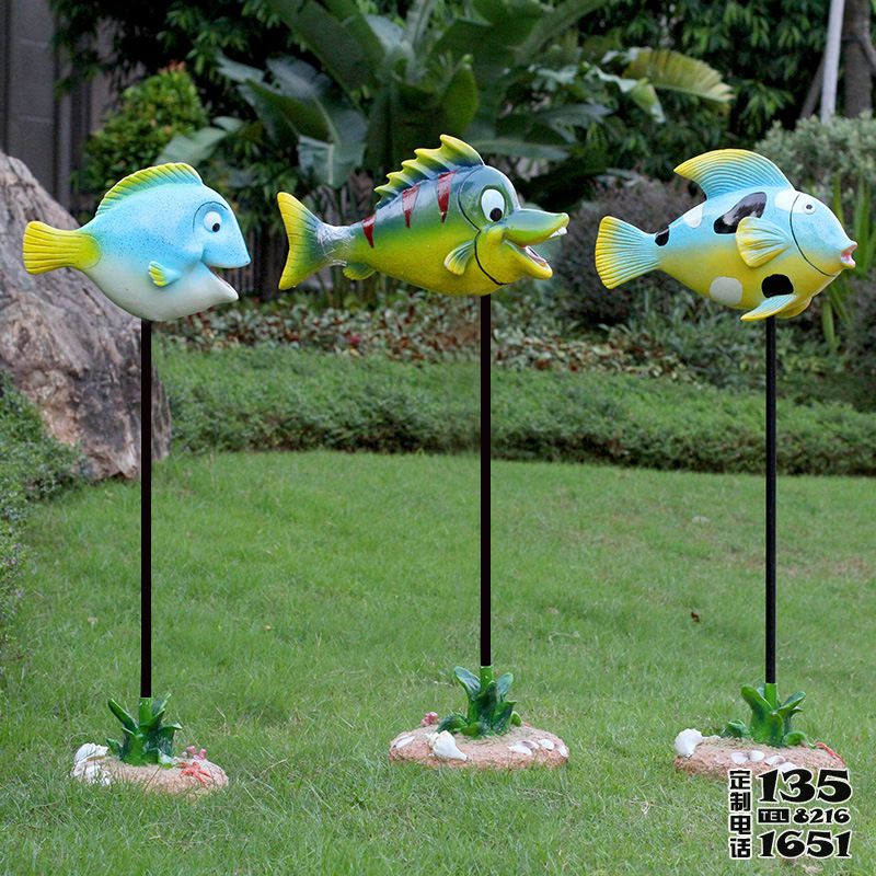公園草坪玻璃鋼卡通彩繪小魚雕塑 公園草坪玻璃鋼卡通彩繪小魚雕塑