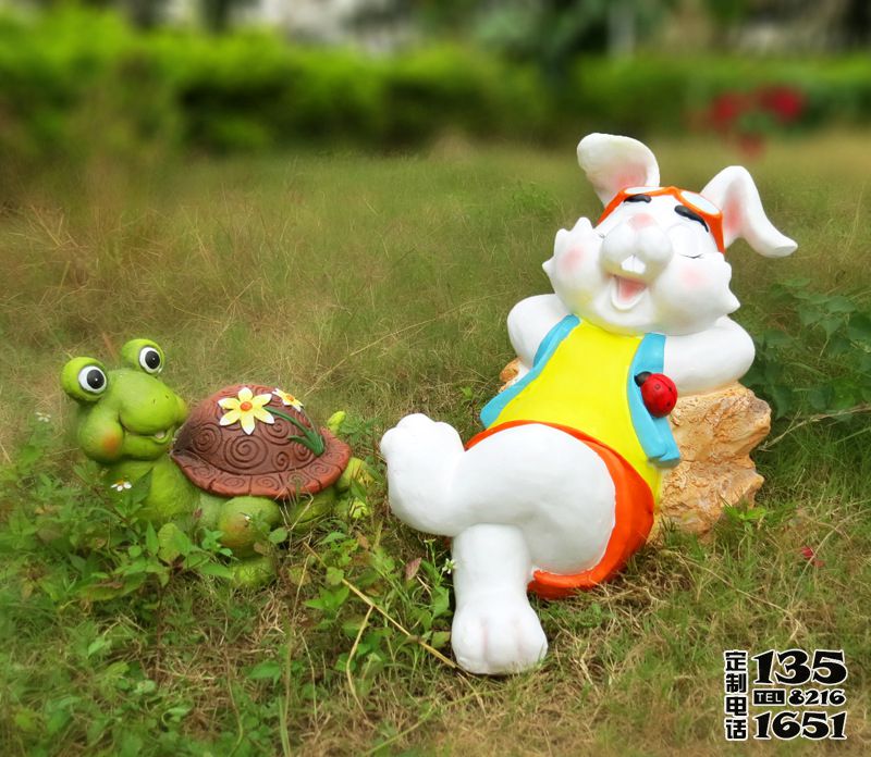 公園草坪上玻璃鋼卡通休息的兔子和烏龜雕塑 公園草坪上玻璃鋼卡通休息的兔子和烏龜雕塑