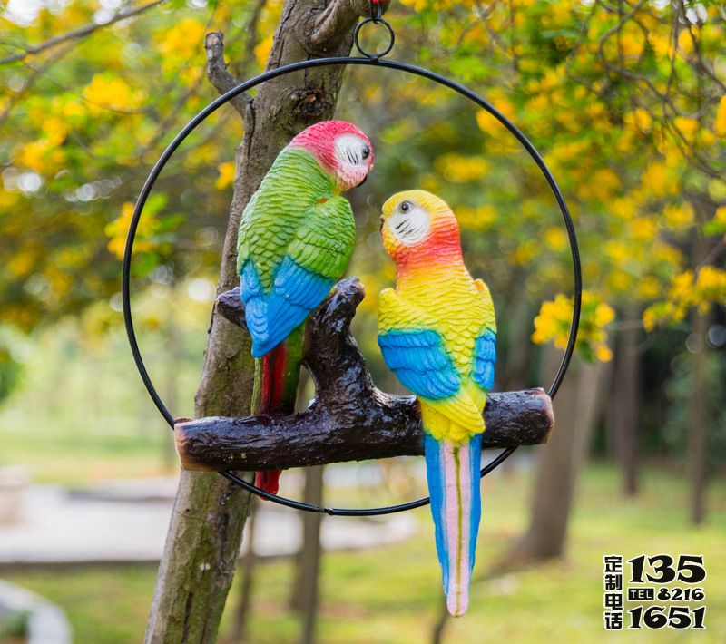 動(dòng)物園樹上休息的玻璃鋼仿真鸚鵡雕塑 動(dòng)物園樹上休息的玻璃鋼仿真鸚鵡雕塑