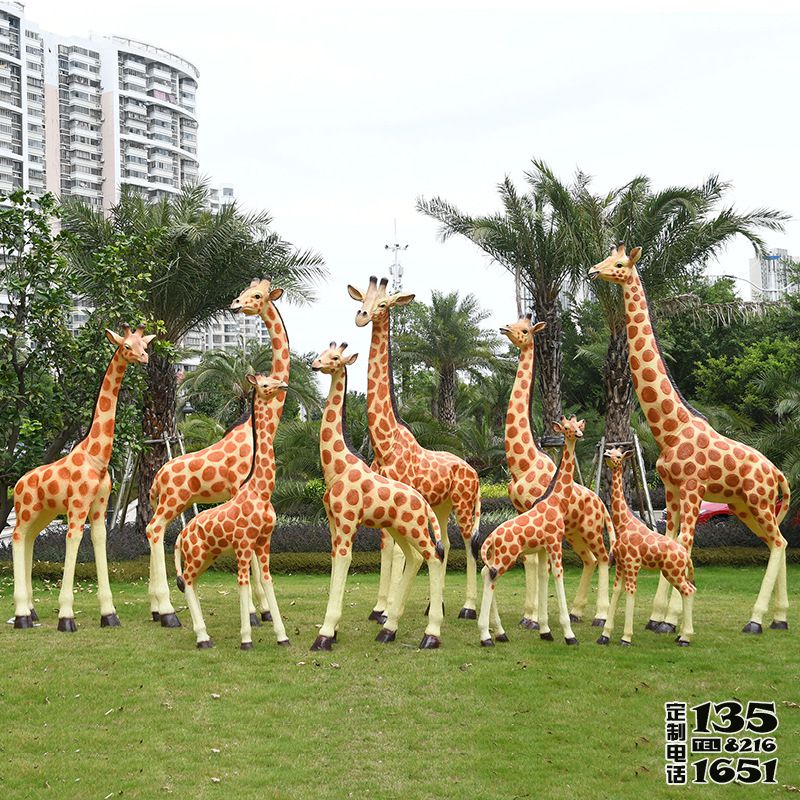 公園草坪玻璃鋼彩繪仿真動(dòng)物園林景觀長頸鹿雕塑 公園草坪玻璃鋼彩繪仿真動(dòng)物園林景觀長頸鹿雕塑